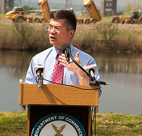 Secretary Gary Locke at Recovery Act media event